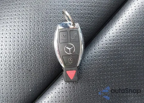 2018 Mercedes-Benz C 300 4Matic z USA, uszkodzony, nr VIN 55SWF4KB7JU259455